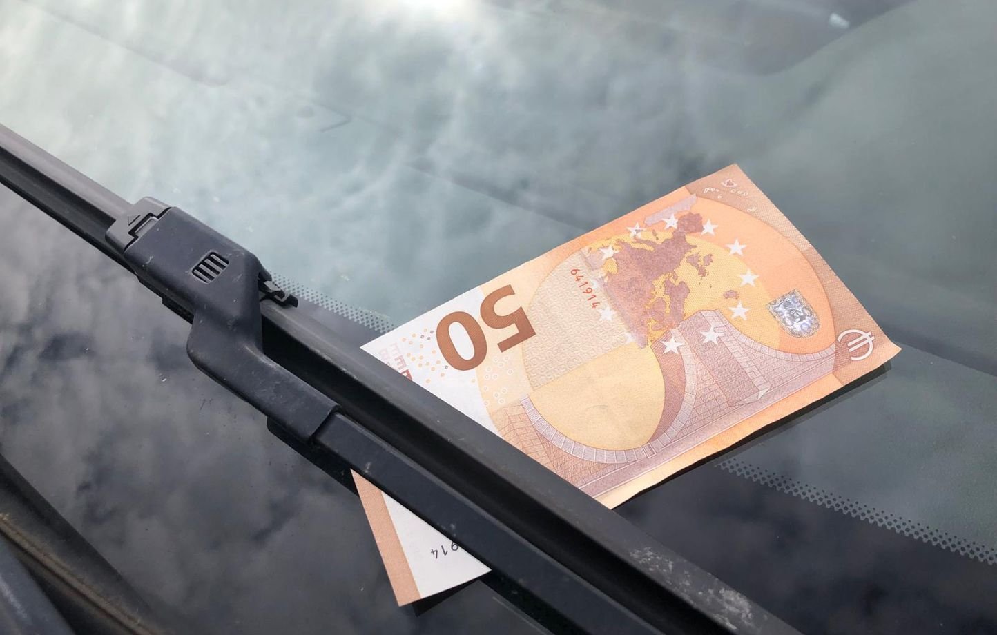 billet 50 euros sur le pare brise