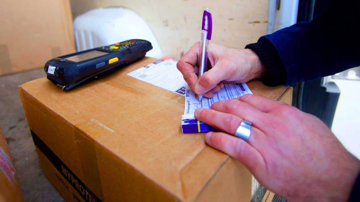 arnaque escroc livreur de colis