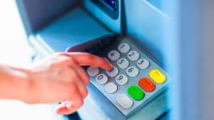 distributeurs de billets la touche à ne surtout pas oublier lors des retraits pour éviter les arnaques