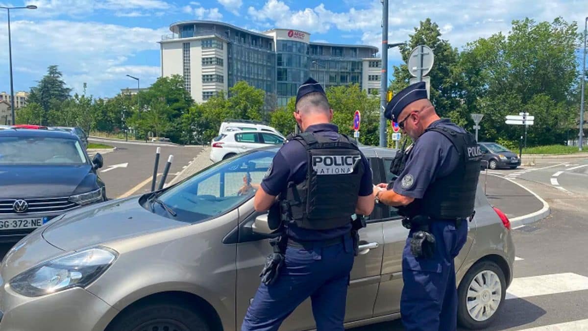 1500€ d'amende et annulation définitive du permis de conduire, cet objet en voiture est interdit et les sanctions sont salées