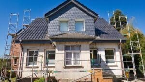 ils squattent une maison de retraités en travaux et la mettent en location, ils ont mis le compteur edf à leur nom