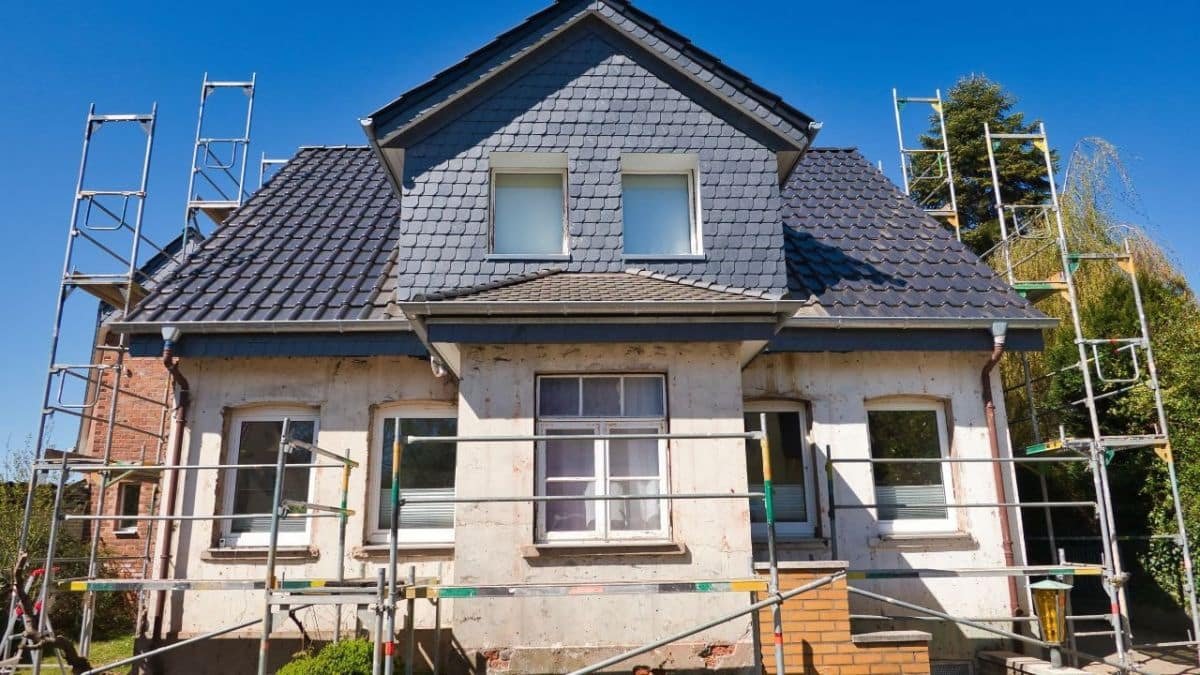 ils squattent une maison de retraités en travaux et la mettent en location, ils ont mis le compteur edf à leur nom