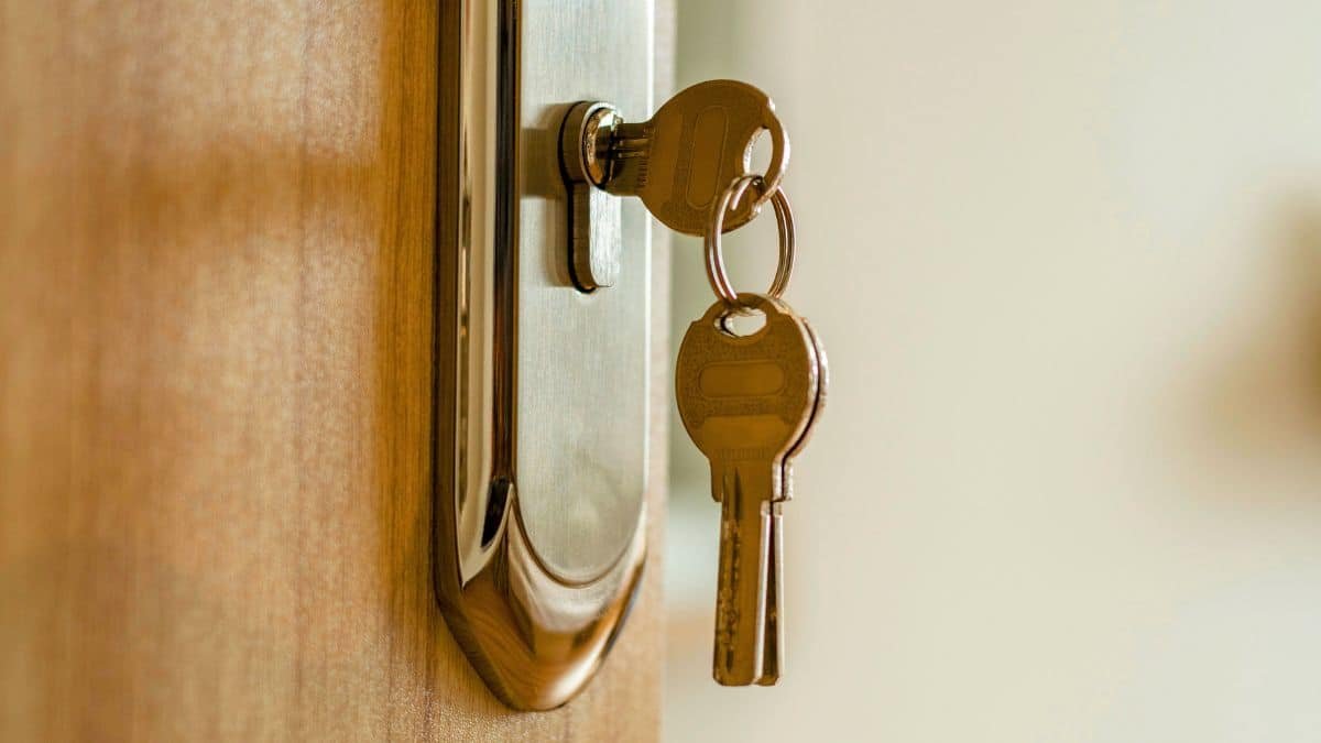 près d’1 français sur 2 laisse ses clés dans la serrure la nuit, cette pratique est dangereuse pour cette raison