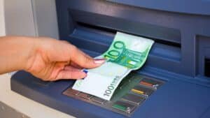 arnaque au distributeur si vous ne faites pas ce geste avant d’insérer votre carte, vous risquez de tout perdre
