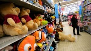 carrefour, intermarché, leclerc… ces peluches pour bébés rappelées d’urgence après une alerte inquiétante