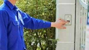 cette arnaque des faux agents officiels, touchant 63% de victimes, coûte en moyenne 8 700 € par fraudeur