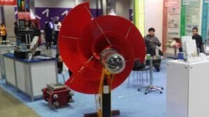 cette petite éolienne silencieuse fournit 1 500 kwh gratuitement et fait de l’ombre au solaire