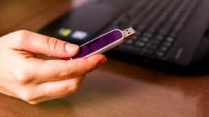 elle jette par erreur une clé usb contenant 3 millions d'euros en bitcoin, le ménage de printemps vire au cauchemar