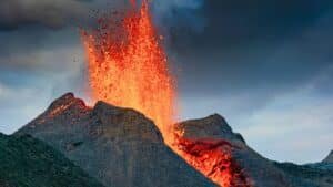 « un cataclysme volcanique imminent » cette éruption inédite menace de bouleverser le monde entier, et personne n’est prêt à l’affronter