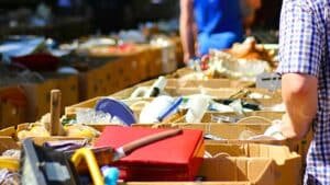 vide grenier  cet objet est officiellement interdit à la revente sur un stand, l'amende est salée