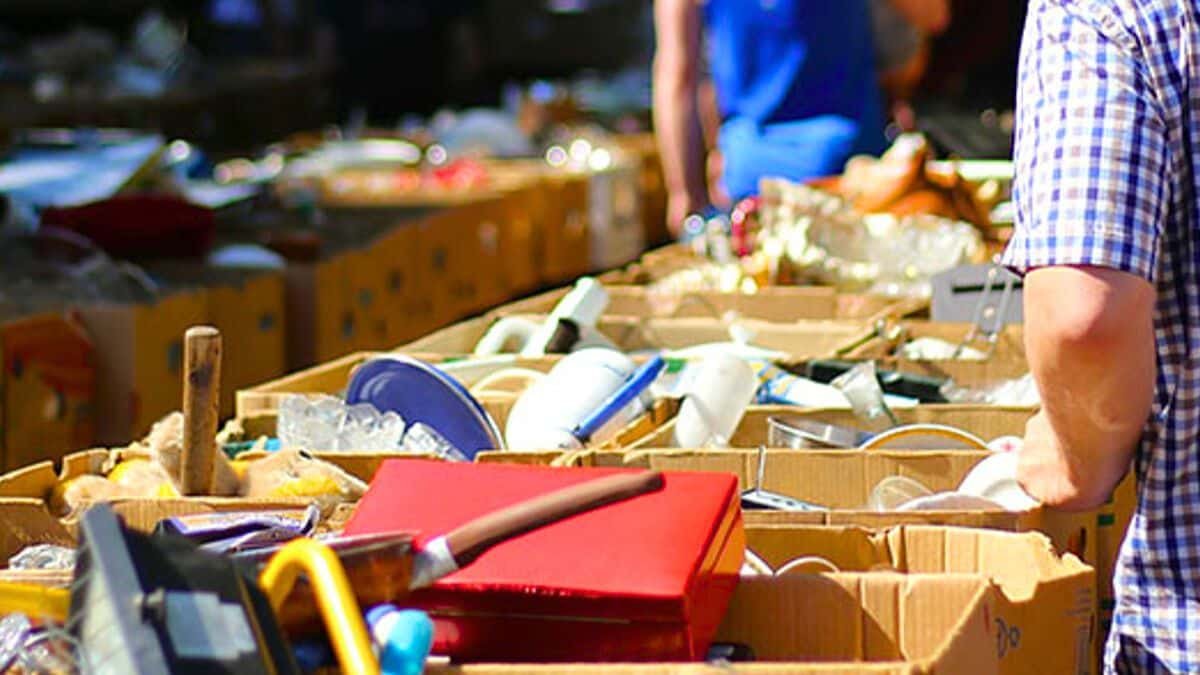 vide grenier  cet objet est officiellement interdit à la revente sur un stand, l'amende est salée